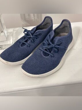 All birds Size 10 Navy Blue Knit Treerunners